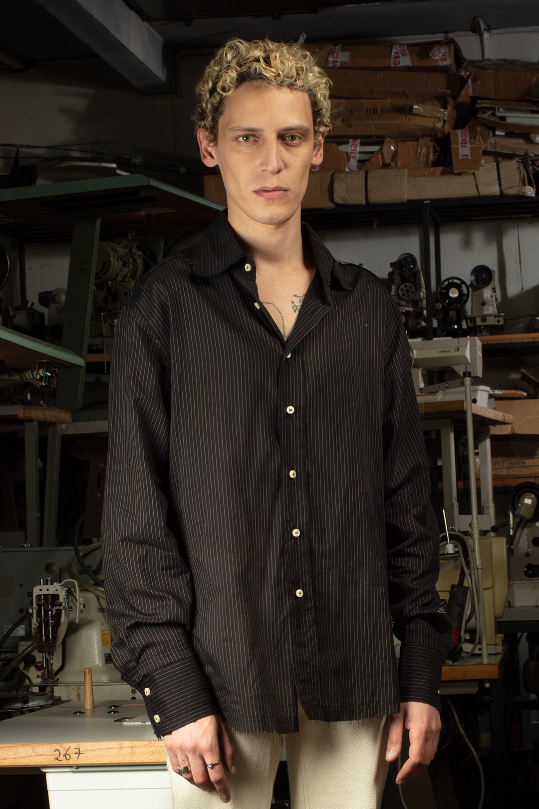 Chemise de luxe pour homme Erevan, à grand col et bords francs en toile de coton noire à rayure fabriquée en france