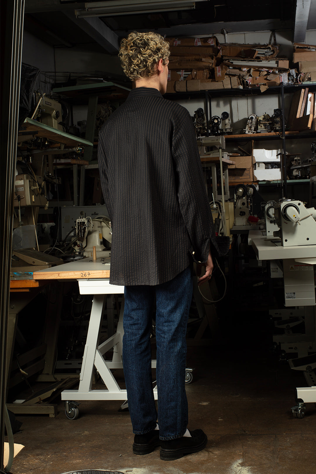 Chemise de luxe pour homme Erevan, à grand col en toile de coton noire à rayure grise fabriquée en france