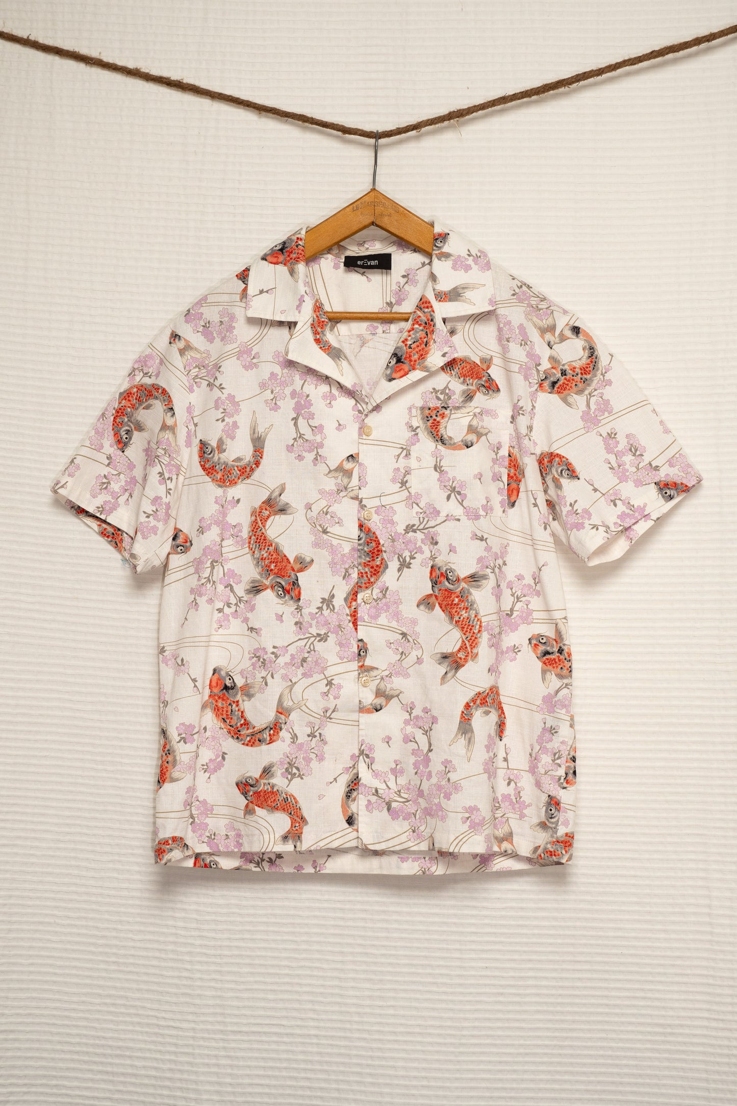 Chemise de luxe pour homme Erevan, à manche courte à col camp en toile de coton imprimée à motif carpe fabriquée en france