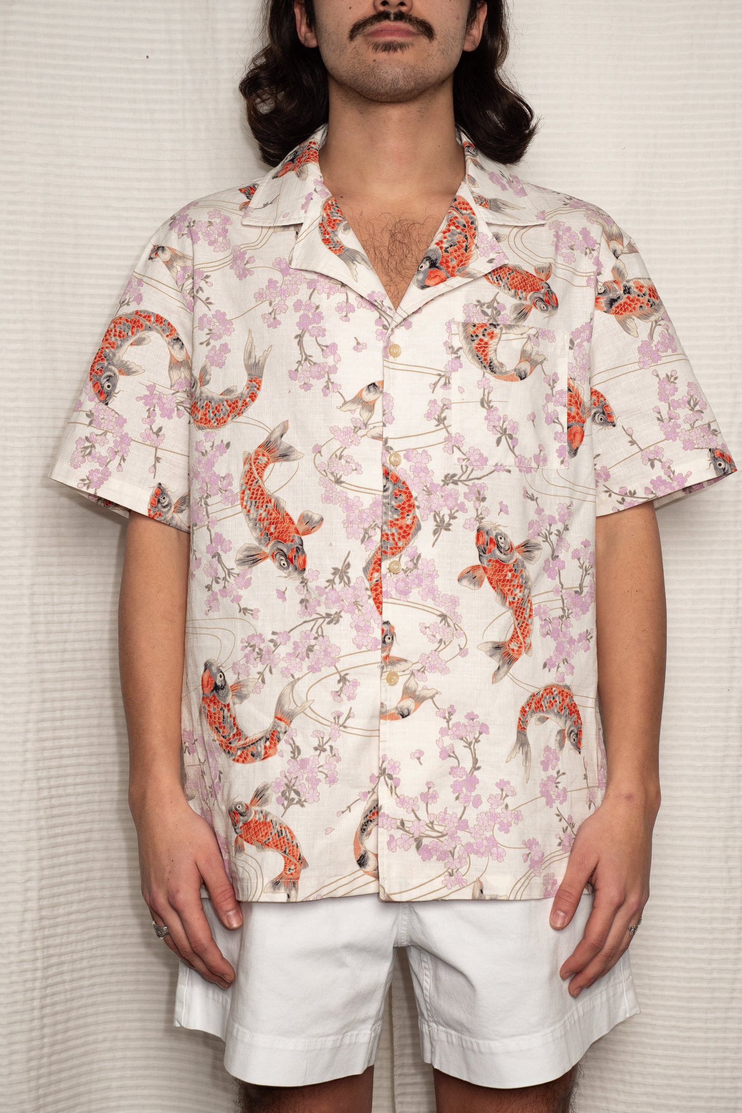 Chemise de luxe pour homme Erevan, à manche courte à col camp en toile de coton imprimée à motif carpe fabriquée en france