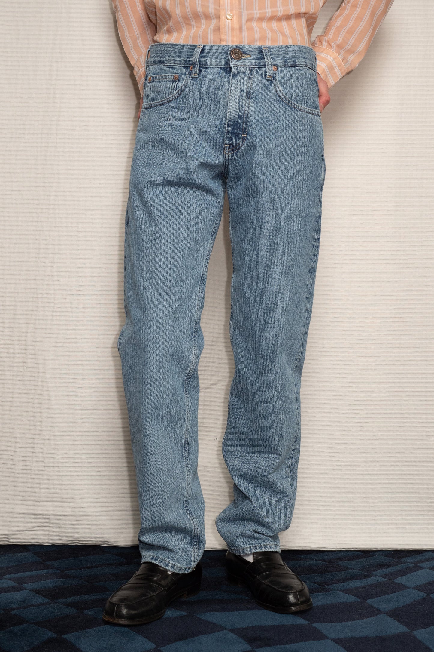 Le jean pour homme Erevan, jambe droite et bouton signature, denim japonais. Fabriqué en France. A retrouver dans nos boutiques de Saint Tropez et Paris.